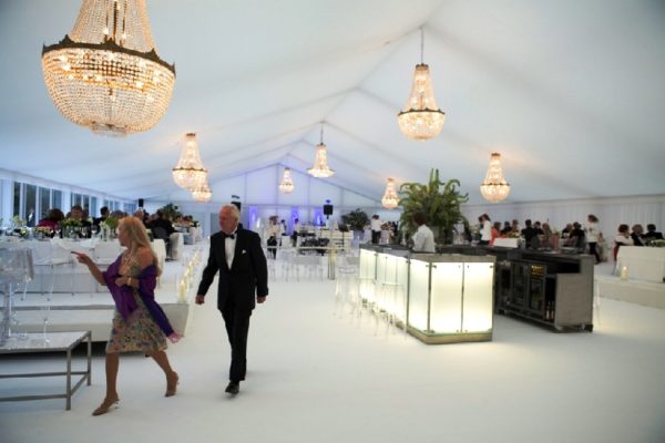 kroonluchters als sfeerverlichting in een tent voor een huwelijk of evenement