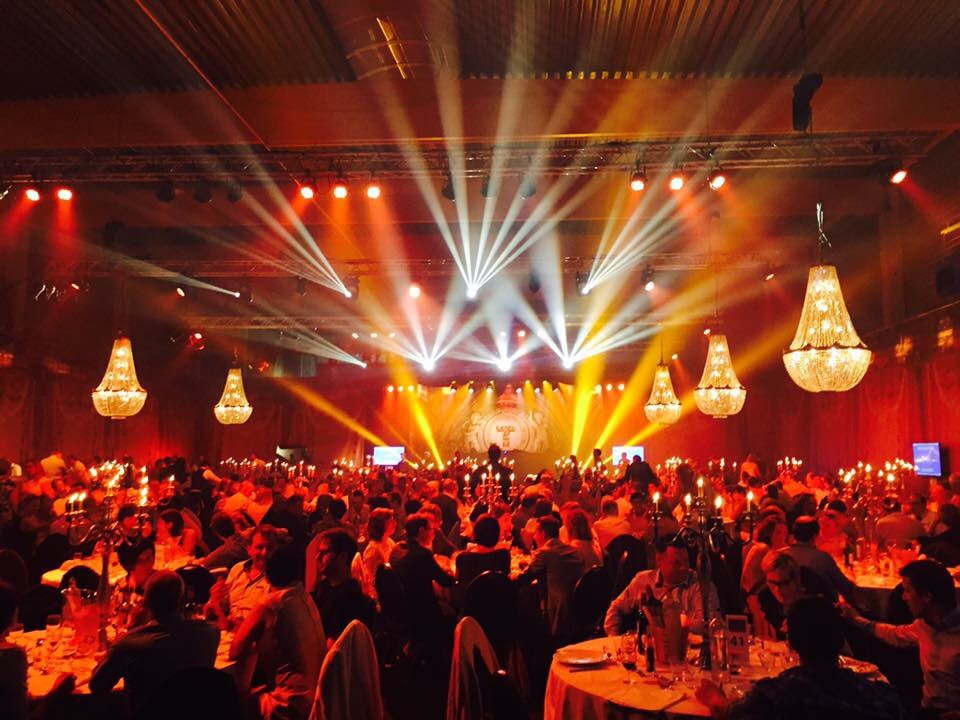 Kroonluchter als sfeervolle verlichting boven een feestelijke setting