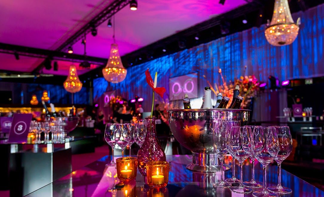 Kroonluchters tijdens een stijlvol gala en bedrijfsfeest