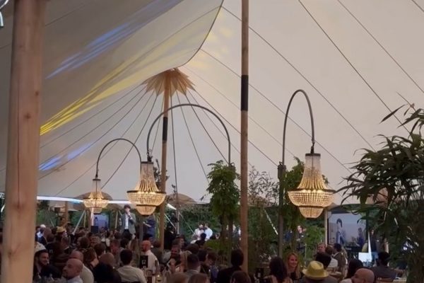 slot moermond trouwen onder vrijstaande kroonluchter-bogen