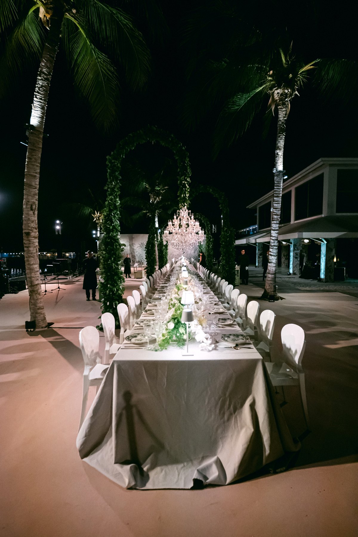 Lange dinertafel bij nacht met kristallen kroonluchter centraal erboven, Curacao