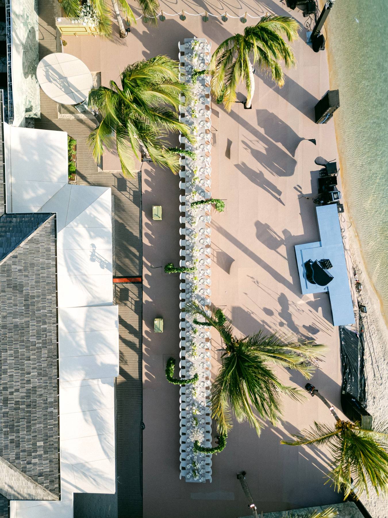 Luchtfoto van een stranddiner aan lange tafel bij zee, Curacao