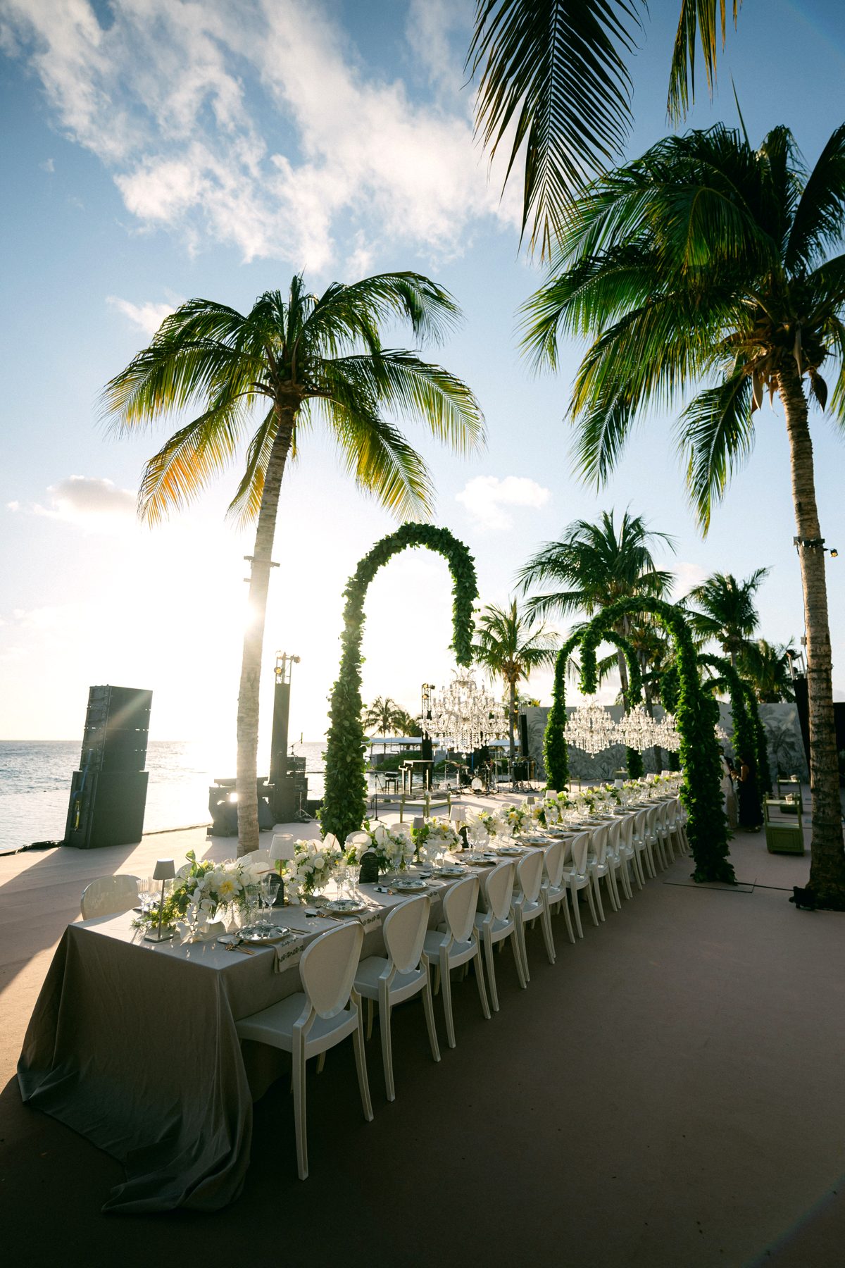 Echte strandbruiloft met kristallen kroonluchters bij Papagayo Beach Resort Curacao