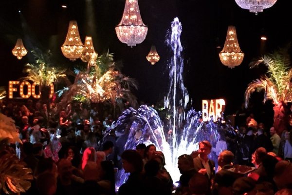 XXL kroonluchters huren voor een bedrijfsfeest