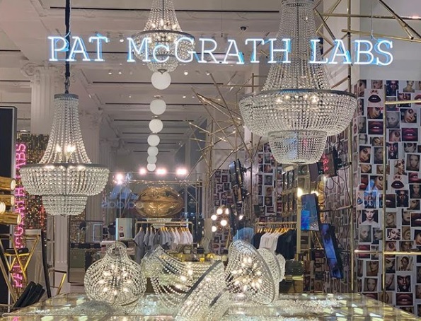 Kristallen kroonluchters in de Corner Shop van Selfridges London tijdens de Pat McGrath Labs takeover